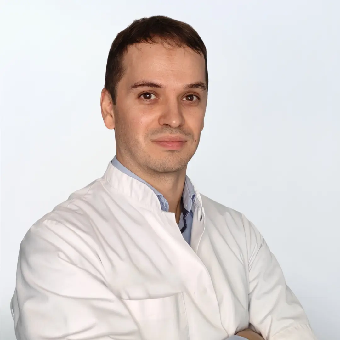 Dr. Todor Krastev in zijn witte artsenjas
